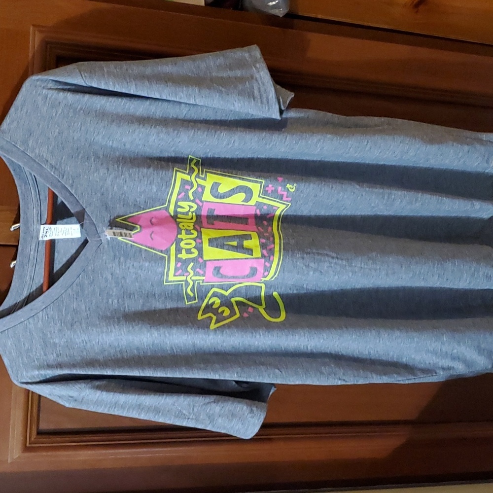 Cat lady box NWT V neck tee